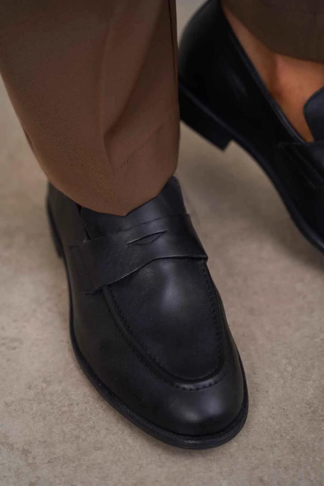 CLASSIC LEATHER LOAFERS