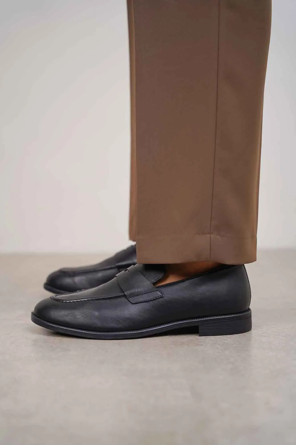 CLASSIC LEATHER LOAFERS