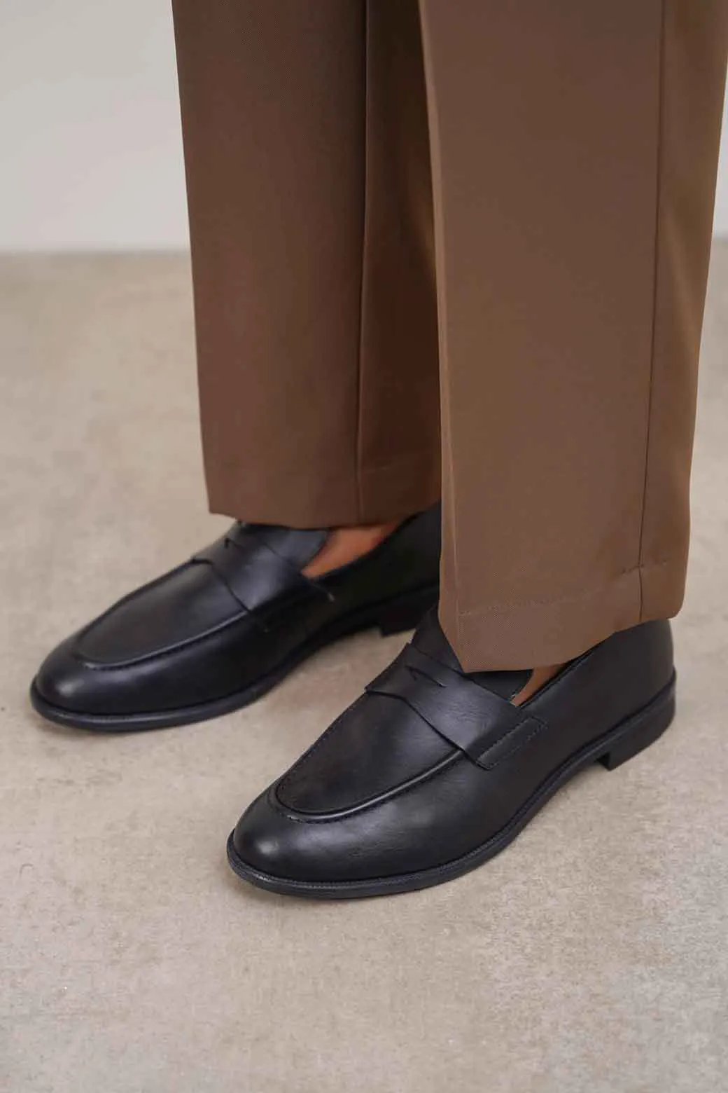 CLASSIC LEATHER LOAFERS